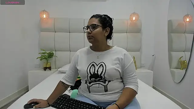 Snapshot of DanielleEvans_ chatting on 10/29/25, 11:20 DanielleEvans online show from 10/29/25, 11:20