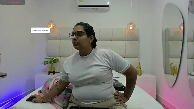 Snapshot of DanielleEvans_ chatting on 11/02/25, 11:15 DanielleEvans online show from 11/02/25, 11:15