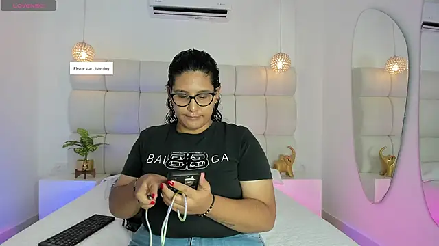 Snapshot of DanielleEvans_ chatting on 11/22/25, 11:31 DanielleEvans online show from 11/22/25, 11:31