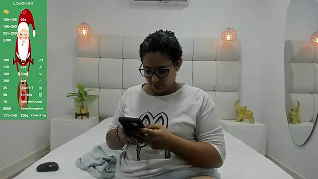 Snapshot of DanielleEvans_ chatting on 11/26/25, 11:21 DanielleEvans online show from 11/26/25, 11:21