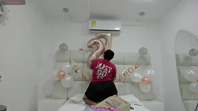 Snapshot of DanielleEvans_ chatting on 10/10/25, 11:44 DanielleEvans online show from 10/10/25, 11:44