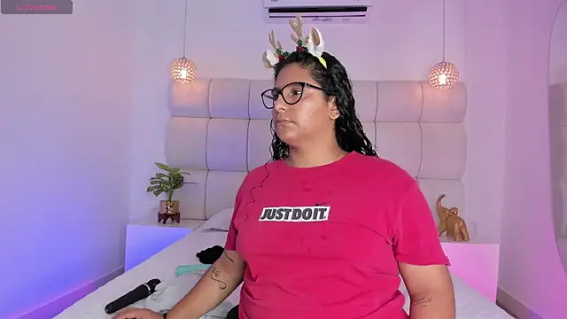 Snapshot of DanielleEvans_ chatting on 12/01/25, 11:33 DanielleEvans online show from 12/01/25, 11:33