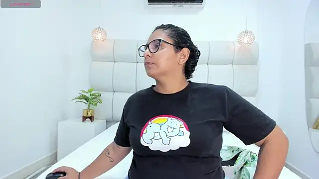 Snapshot of DanielleEvans_ chatting on 11/11/25, 11:27 DanielleEvans online show from 11/11/25, 11:27