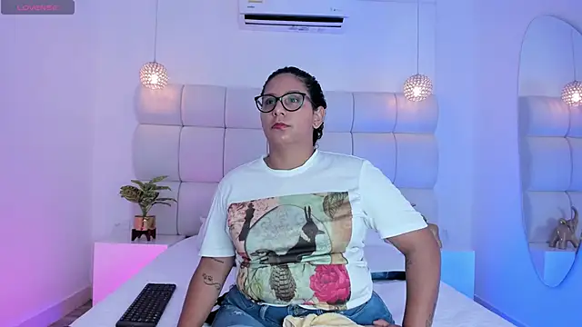 Snapshot of DanielleEvans_ chatting on 09/16/25, 11:22 DanielleEvans online show from 09/16/25, 11:22