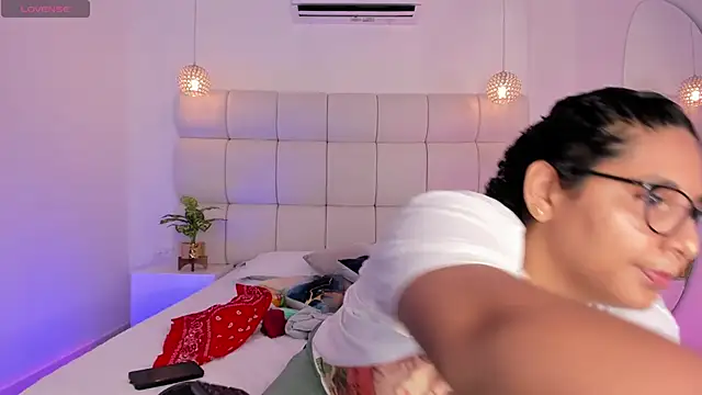 Snapshot of DanielleEvans_ chatting on 11/21/25, 11:20 DanielleEvans online show from 11/21/25, 11:20