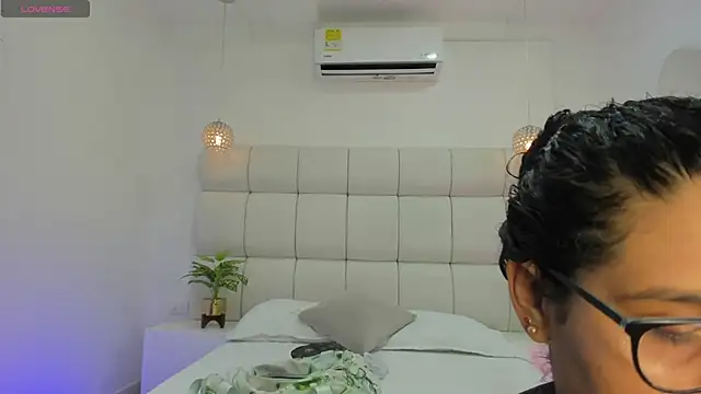 Snapshot of DanielleEvans_ chatting on 11/18/25, 11:24 DanielleEvans online show from 11/18/25, 11:24