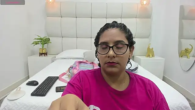 Snapshot of DanielleEvans_ chatting on 10/19/25, 11:24 DanielleEvans online show from 10/19/25, 11:24