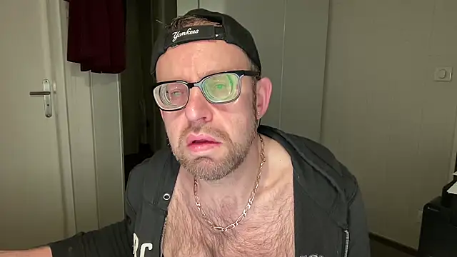 Snapshot of FABIOGLASSES chatting on 01/05/25, 05:30 FABIOGLASSES online show from 01/05/25, 05:30