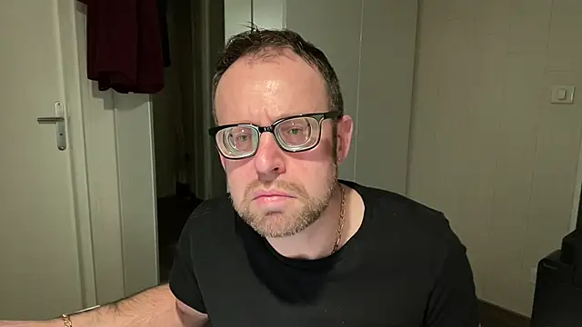 Snapshot of FABIOGLASSES chatting on 01/03/25, 10:29 FABIOGLASSES online show from 01/03/25, 10:29