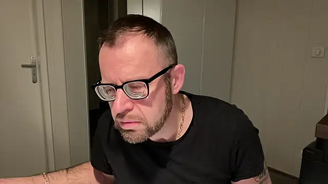 Snapshot of FABIOGLASSES chatting on 12/15/24, 04:26 FABIOGLASSES online show from 12/15/24, 04:26