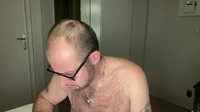 Snapshot of FABIOGLASSES chatting on 10/11/25, 08:32 FABIOGLASSES online show from 10/11/25, 08:32