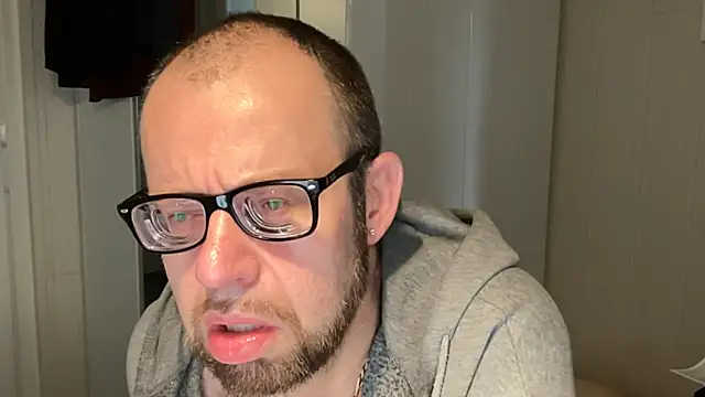 Snapshot of FABIOGLASSES chatting on 11/16/25, 01:38 FABIOGLASSES online show from 11/16/25, 01:38