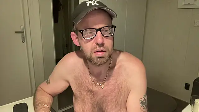 Snapshot of FABIOGLASSES chatting on 09/21/25, 10:26 FABIOGLASSES online show from 09/21/25, 10:26