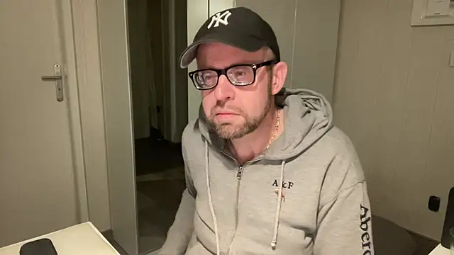 Snapshot of FABIOGLASSES chatting on 09/26/25, 08:59 FABIOGLASSES online show from 09/26/25, 08:59