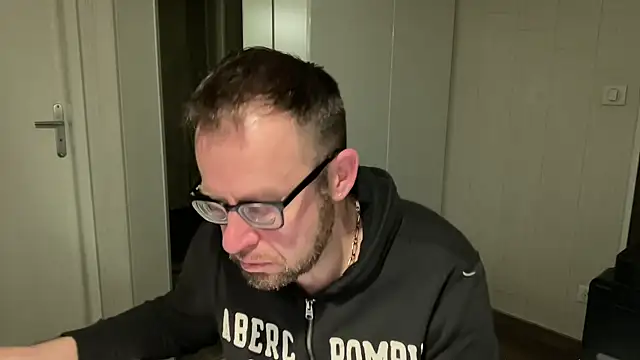 Snapshot of FABIOGLASSES chatting on 02/09/25, 12:17 FABIOGLASSES online show from 02/09/25, 12:17