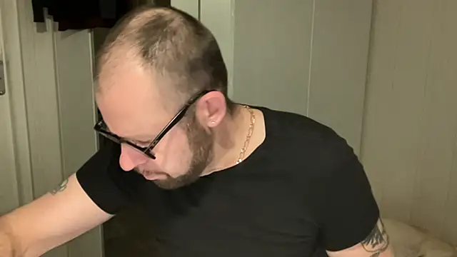 Snapshot of FABIOGLASSES chatting on 11/13/25, 10:13 FABIOGLASSES online show from 11/13/25, 10:13