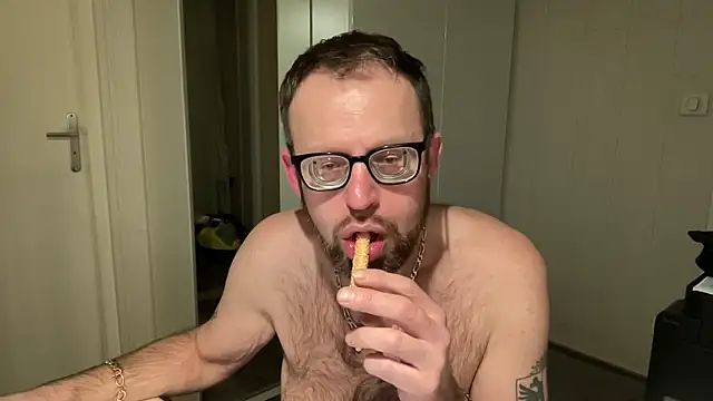 Snapshot of FABIOGLASSES chatting on 12/04/24, 10:13 FABIOGLASSES online show from 12/04/24, 10:13