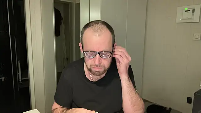 Snapshot of FABIOGLASSES chatting on 11/17/25, 10:25 FABIOGLASSES online show from 11/17/25, 10:25