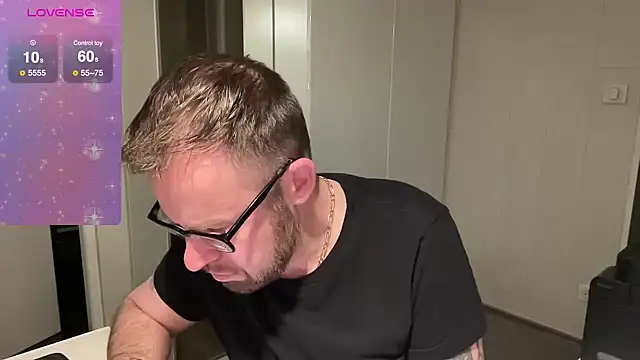 Snapshot of FABIOGLASSES chatting on 02/07/25, 10:41 FABIOGLASSES online show from 02/07/25, 10:41