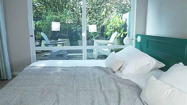 aisha es online show from 12/17/25, 01:05