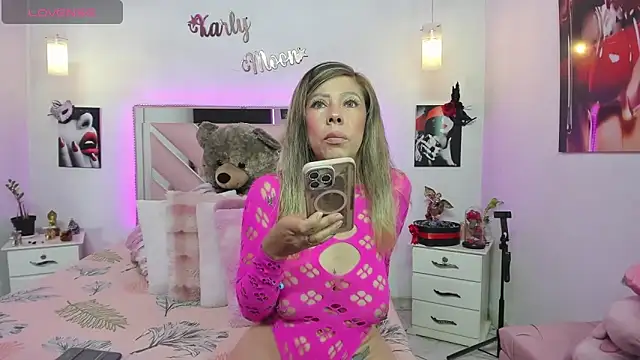 Snapshot of Karly_moon chatting on 09/17/25, 08:11 Karly moon online show from 09/17/25, 08:11