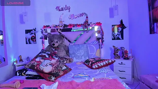 Snapshot of Karly_moon chatting on 12/18/24, 06:32 Karly moon online show from 12/18/24, 06:32