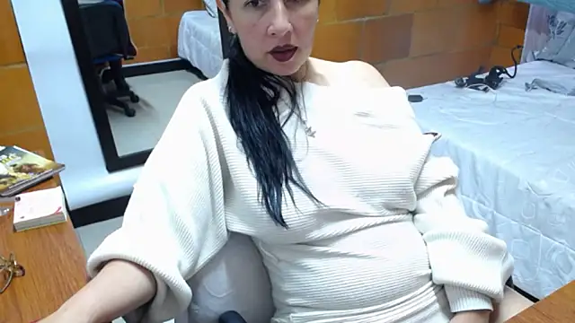 Snapshot of charlote_temple chatting on 05/11/26, 02:45 charlote temple online show from 05/11/26, 02:45
