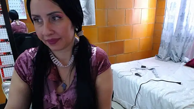Snapshot of charlote_temple chatting on 06/26/26, 02:01 charlote temple online show from 06/26/26, 02:01