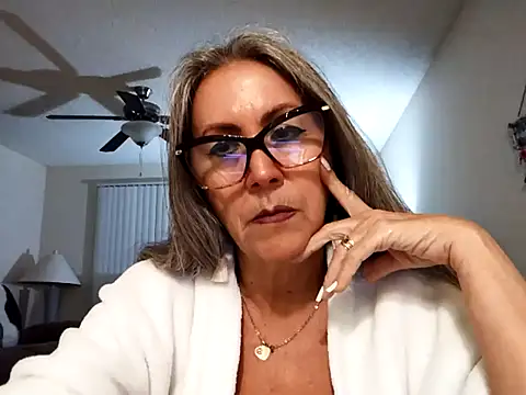 Snapshot of EvaRobinson chatting on 02/25/25, 12:03 EvaRobinson online show from 02/25/25, 12:03