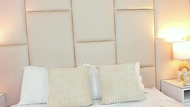 Snapshot of AntoniaRoss_ chatting on 03/06/26, 01:06 AntoniaRoss online show from 03/06/26, 01:06