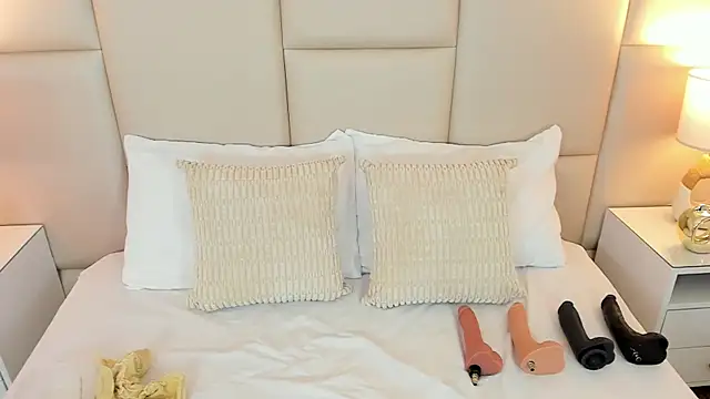 Snapshot of AntoniaRoss_ chatting on 03/23/26, 12:05 AntoniaRoss online show from 03/23/26, 12:05