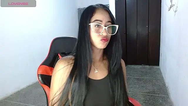 Snapshot of Emiliklauss22 chatting on 06/01/26, 11:21 Emiliklauss22 online show from 06/01/26, 11:21