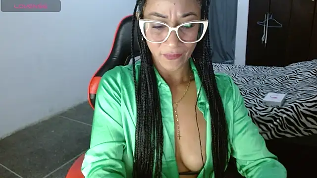 Snapshot of Emiliklauss22 chatting on 04/19/26, 10:49 Emiliklauss22 online show from 04/19/26, 10:49