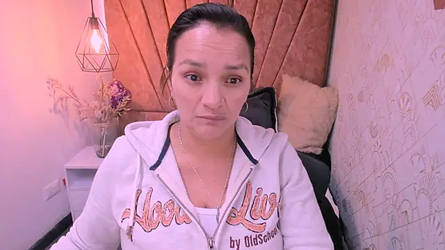 Snapshot of MarilynMiilf_ chatting on 10/18/25, 08:11 MarilynMiilf online show from 10/18/25, 08:11