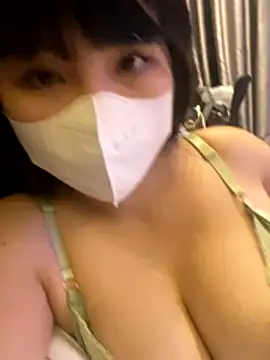 Snapshot of Onee-Chew chatting on 12/14/25, 11:38 Onee-Chew online show from 12/14/25, 11:38