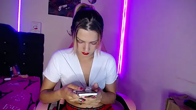 Snapshot of yuliana_19 chatting on 10/18/25, 02:41 yuliana 19 online show from 10/18/25, 02:41