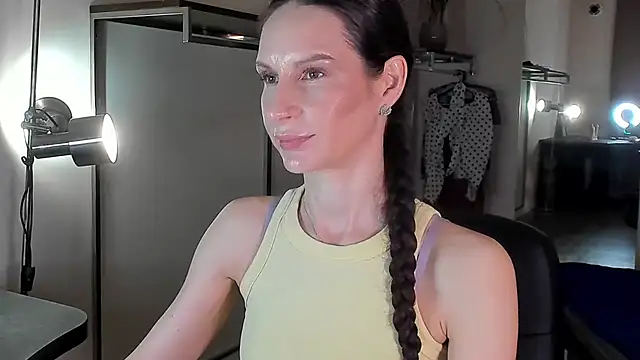 Mila Anders online show from 05/11/26, 04:36