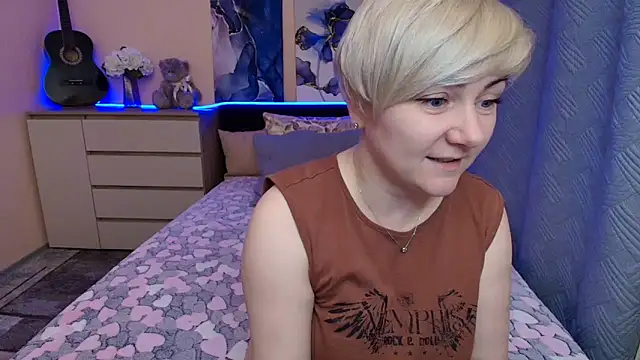 Snapshot of BlondPearl chatting on 05/25/26, 07:56 BlondPearl online show from 05/25/26, 07:56