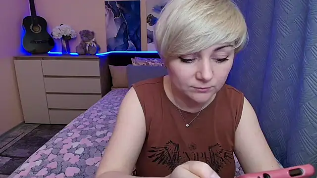 Snapshot of BlondPearl chatting on 05/25/26, 03:17 BlondPearl online show from 05/25/26, 03:17