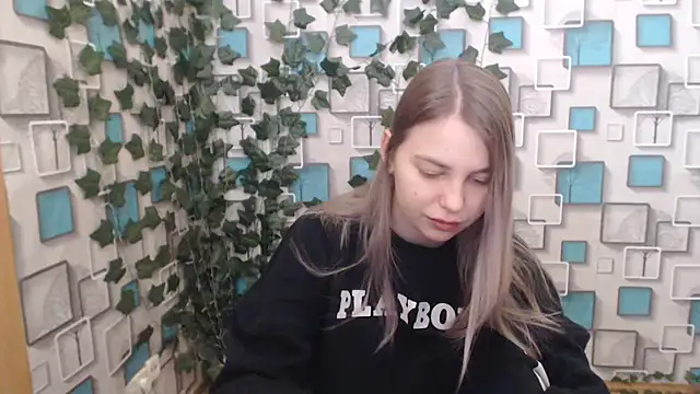 Snapshot of klerkarina chatting on 02/21/25, 05:46 klerkarina online show from 02/21/25, 05:46