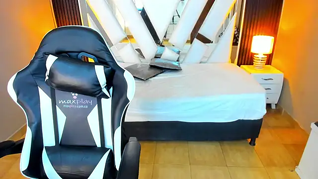 Linda4Petite online show from 10/31/25, 06:04