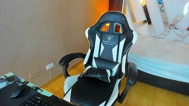 Linda4Petite online show from 04/08/26, 06:20