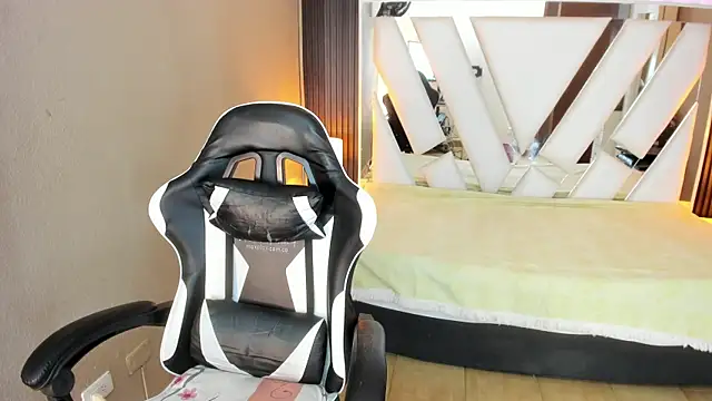 Linda4Petite online show from 04/12/26, 03:04