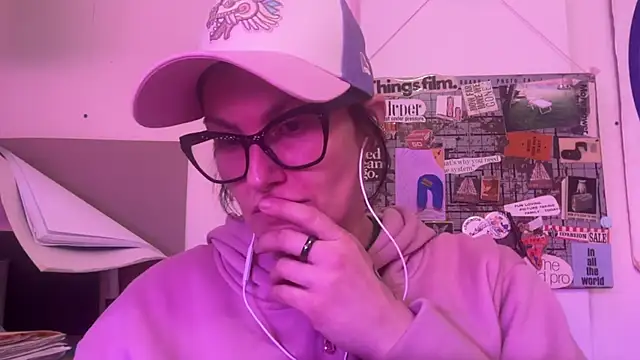 Snapshot of NikkixNight chatting on 03/18/25, 01:24 NikkixNight online show from 03/18/25, 01:24