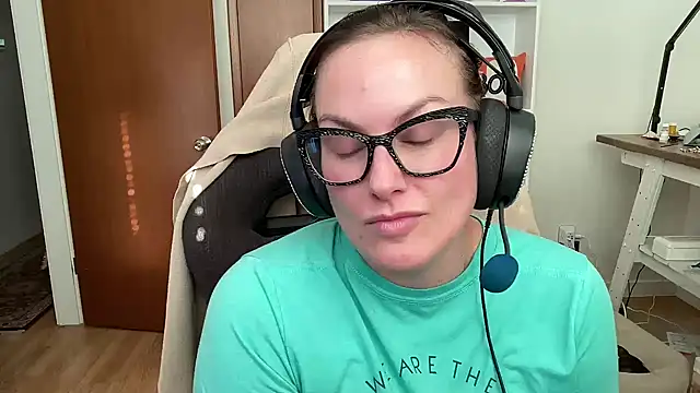 Snapshot of NikkixNight chatting on 11/04/25, 05:50 NikkixNight online show from 11/04/25, 05:50