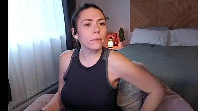 Ellie-L-Elizabeth online show from 04/14/26, 06:35