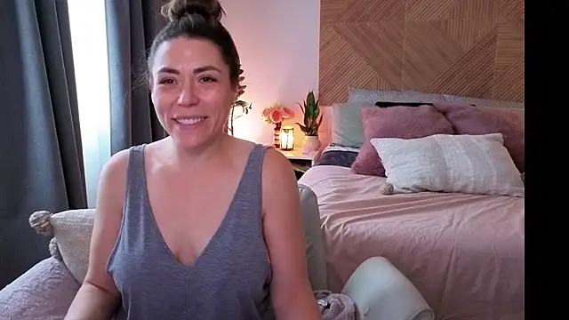 Snapshot of Ellie-L-Elizabeth chatting on 06/15/26, 11:04 Ellie-L-Elizabeth online show from 06/15/26, 11:04