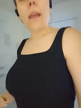 Ellie-L-Elizabeth online show from 05/13/26, 03:52