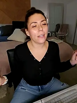 Ellie-L-Elizabeth online show from 11/25/25, 07:47