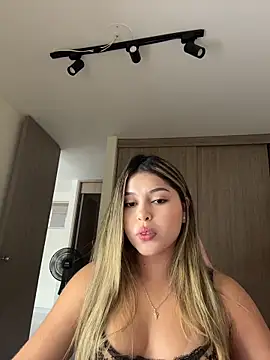 lunablossom  online show from 03/25/26, 10:30